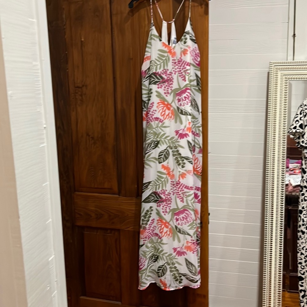 Like New! Never Worn Summer Colors! Old Navy Maxi! No flaws!! Would also fit XXL